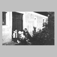 113-0028 Kleiner Plausch vor der Eingangstuer zum Wohnhaus Mallunat. Im Bild Mathilde, Berta und Frieda Mallunat.jpg